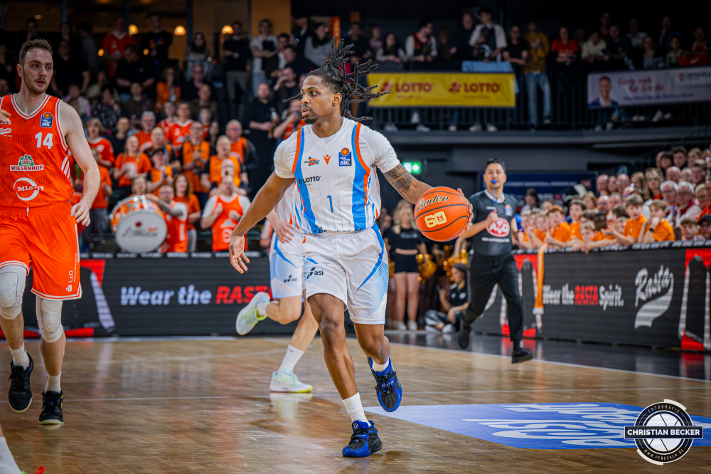 1. Basketball Bundesliga, easyCredit BBL, Saison 2025/2026, Herren, Hauptrunde, 22. Spieltag, 06.03.2026, RASTA Vechta - Science City Jena
Uchenna Iroegbu (#01 - Science City Jena) in Aktion
Schlüsselwörter: 06.03.2026;1. Bundesliga;22. Spieltag;BBL;Basketball;City;Hauptrunde;Jena;Liga;RASTA;RASTA Dome;Saison 2025/2026;Science;Vechta;easycredit