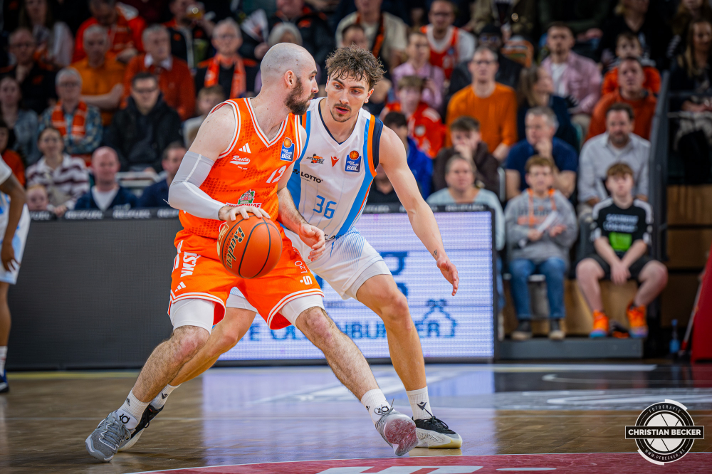 1. Basketball Bundesliga, easyCredit BBL, Saison 2025/2026, Herren, Hauptrunde, 22. Spieltag, 06.03.2026, RASTA Vechta - Science City Jena
Tommy Kuhse (#12 - RASTA Vechta) und Kristofer Krause (#36 - Science City Jena) in Aktion
Schlüsselwörter: 06.03.2026;1. Bundesliga;22. Spieltag;BBL;Basketball;City;Hauptrunde;Jena;Liga;RASTA;RASTA Dome;Saison 2025/2026;Science;Vechta;easycredit