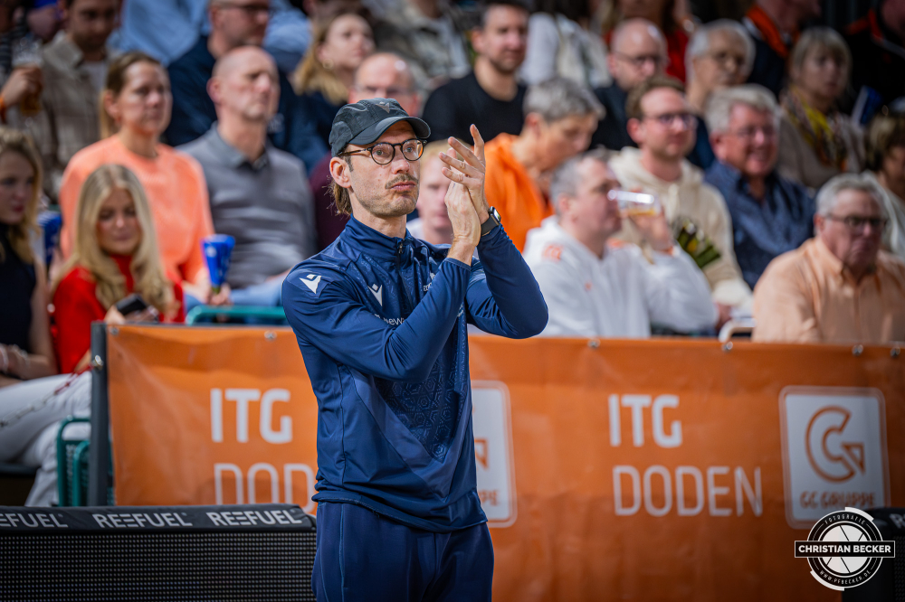 1. Basketball Bundesliga, easyCredit BBL, Saison 2025/2026, Herren, Hauptrunde, 22. Spieltag, 06.03.2026, RASTA Vechta - Science City Jena
Bj&ouml;rn Harmsen (Head Coach - Science City Jena) w&auml;hrend der Partie
Schlüsselwörter: 06.03.2026;1. Bundesliga;22. Spieltag;BBL;Basketball;City;Hauptrunde;Jena;Liga;RASTA;RASTA Dome;Saison 2025/2026;Science;Vechta;easycredit