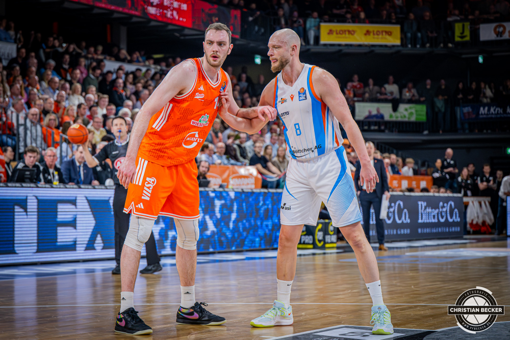 1. Basketball Bundesliga, easyCredit BBL, Saison 2025/2026, Herren, Hauptrunde, 22. Spieltag, 06.03.2026, RASTA Vechta - Science City Jena
Philipp Herkenhoff (#14 - RASTA Vechta) und Robin Christen (#08 - Science City Jena) w&auml;hrend der Partie
Schlüsselwörter: 06.03.2026;1. Bundesliga;22. Spieltag;BBL;Basketball;City;Hauptrunde;Jena;Liga;RASTA;RASTA Dome;Saison 2025/2026;Science;Vechta;easycredit