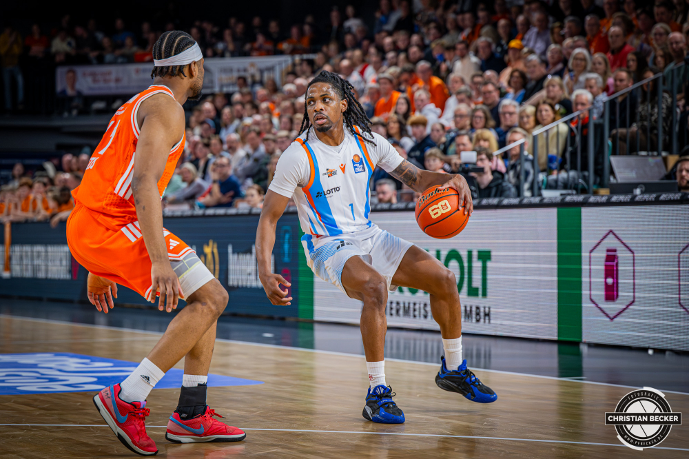 1. Basketball Bundesliga, easyCredit BBL, Saison 2025/2026, Herren, Hauptrunde, 22. Spieltag, 06.03.2026, RASTA Vechta - Science City Jena
Uchenna Iroegbu (#01 - Science City Jena) in Aktion
Schlüsselwörter: 06.03.2026;1. Bundesliga;22. Spieltag;BBL;Basketball;City;Hauptrunde;Jena;Liga;RASTA;RASTA Dome;Saison 2025/2026;Science;Vechta;easycredit