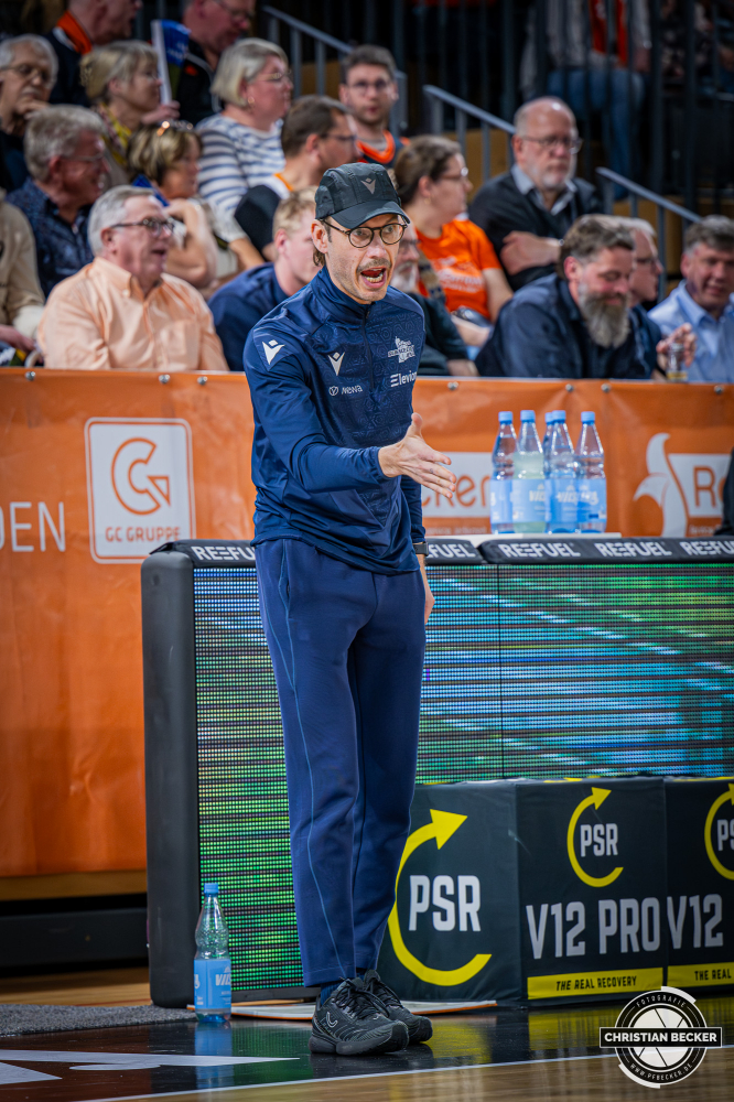 1. Basketball Bundesliga, easyCredit BBL, Saison 2025/2026, Herren, Hauptrunde, 22. Spieltag, 06.03.2026, RASTA Vechta - Science City Jena
Bj&ouml;rn Harmsen (Head Coach - Science City Jena) w&auml;hrend der Partie
Schlüsselwörter: 06.03.2026;1. Bundesliga;22. Spieltag;BBL;Basketball;City;Hauptrunde;Jena;Liga;RASTA;RASTA Dome;Saison 2025/2026;Science;Vechta;easycredit