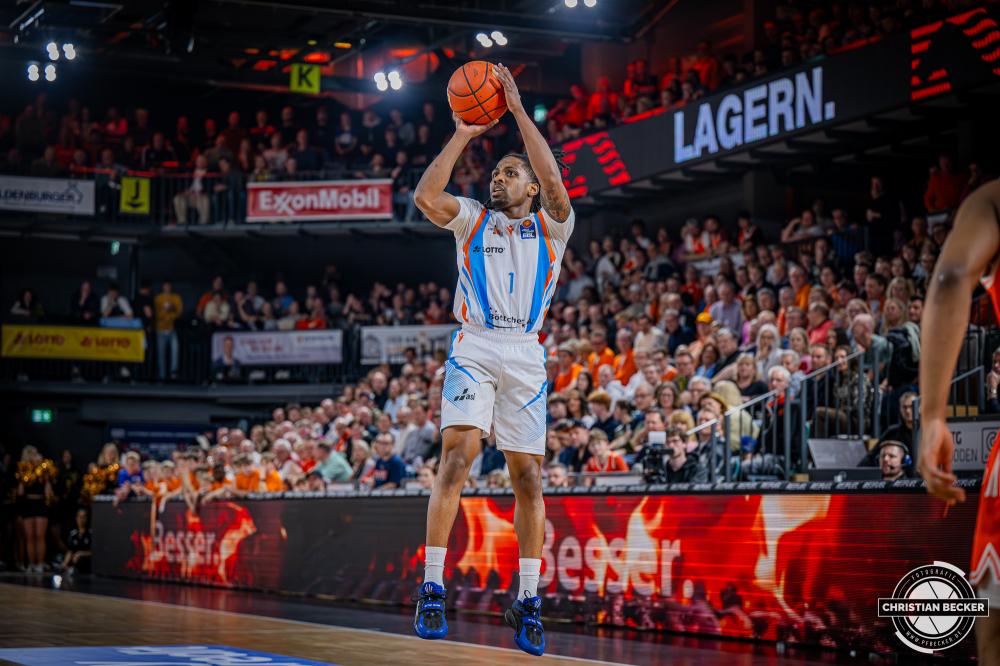 1. Basketball Bundesliga, easyCredit BBL, Saison 2025/2026, Herren, Hauptrunde, 22. Spieltag, 06.03.2026, RASTA Vechta - Science City Jena
Uchenna Iroegbu (#01 - Science City Jena) beim Jumpshot
Schlüsselwörter: 06.03.2026;1. Bundesliga;22. Spieltag;BBL;Basketball;City;Hauptrunde;Jena;Liga;RASTA;RASTA Dome;Saison 2025/2026;Science;Vechta;easycredit