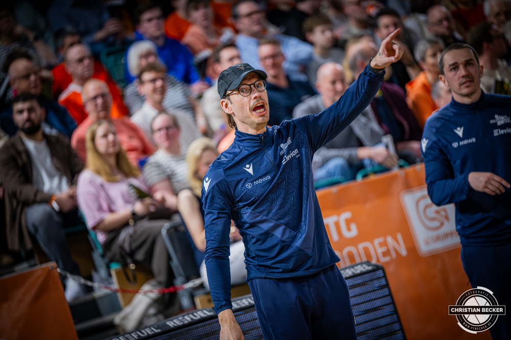 1. Basketball Bundesliga, easyCredit BBL, Saison 2025/2026, Herren, Hauptrunde, 22. Spieltag, 06.03.2026, RASTA Vechta - Science City Jena
Bj&ouml;rn Harmsen (Head Coach - Science City Jena) w&auml;hrend der Partie
Schlüsselwörter: 06.03.2026;1. Bundesliga;22. Spieltag;BBL;Basketball;City;Hauptrunde;Jena;Liga;RASTA;RASTA Dome;Saison 2025/2026;Science;Vechta;easycredit