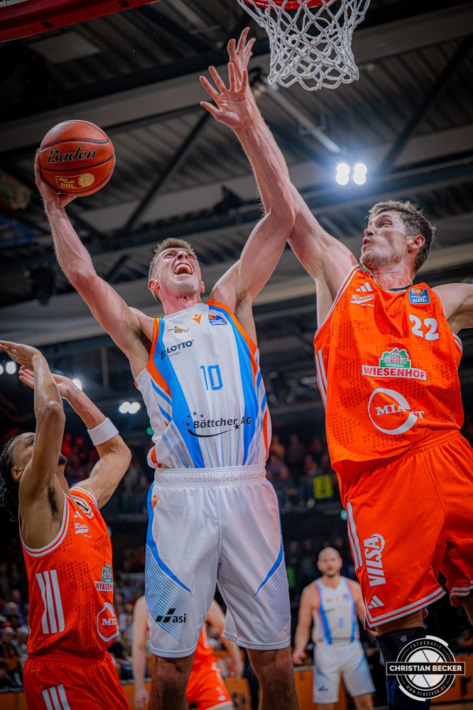 1. Basketball Bundesliga, easyCredit BBL, Saison 2025/2026, Herren, Hauptrunde, 22. Spieltag, 06.03.2026, RASTA Vechta - Science City Jena
Joe Wieskamp (#10 - Science City Jena) beim Korbleger
Schlüsselwörter: 06.03.2026;1. Bundesliga;22. Spieltag;BBL;Basketball;City;Hauptrunde;Jena;Liga;RASTA;RASTA Dome;Saison 2025/2026;Science;Vechta;easycredit