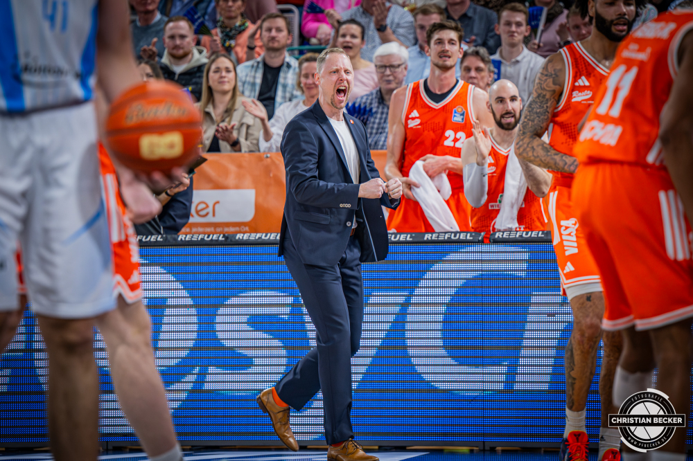 1. Basketball Bundesliga, easyCredit BBL, Saison 2025/2026, Herren, Hauptrunde, 22. Spieltag, 06.03.2026, RASTA Vechta - Science City Jena
Christian Held (Head-Coach - RASTA Vechta) zeigt Emotionen w&auml;hrend der Partie
Schlüsselwörter: 06.03.2026;1. Bundesliga;22. Spieltag;BBL;Basketball;City;Hauptrunde;Jena;Liga;RASTA;RASTA Dome;Saison 2025/2026;Science;Vechta;easycredit