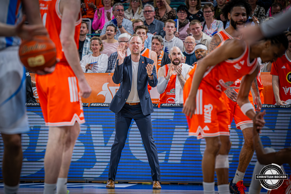 1. Basketball Bundesliga, easyCredit BBL, Saison 2025/2026, Herren, Hauptrunde, 22. Spieltag, 06.03.2026, RASTA Vechta - Science City Jena
Christian Held (Head-Coach - RASTA Vechta) w&auml;hrend der Partie
Schlüsselwörter: 06.03.2026;1. Bundesliga;22. Spieltag;BBL;Basketball;City;Hauptrunde;Jena;Liga;RASTA;RASTA Dome;Saison 2025/2026;Science;Vechta;easycredit