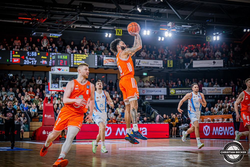 1. Basketball Bundesliga, easyCredit BBL, Saison 2025/2026, Herren, Hauptrunde, 22. Spieltag, 06.03.2026, RASTA Vechta - Science City Jena
Tevin Brown (#10 - RASTA Vechta) beim Jumpshot
Schlüsselwörter: 06.03.2026;1. Bundesliga;22. Spieltag;BBL;Basketball;City;Hauptrunde;Jena;Liga;RASTA;RASTA Dome;Saison 2025/2026;Science;Vechta;easycredit