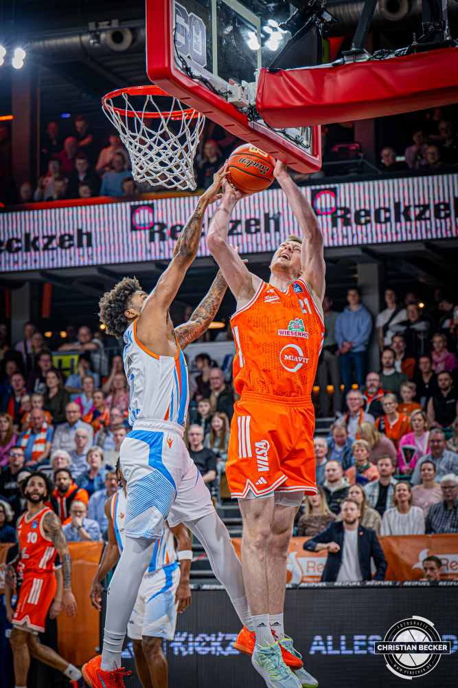 1. Basketball Bundesliga, easyCredit BBL, Saison 2025/2026, Herren, Hauptrunde, 22. Spieltag, 06.03.2026, RASTA Vechta - Science City Jena
Lars Thiemann (#21 - RASTA Vechta) beim Korbleger
Schlüsselwörter: 06.03.2026;1. Bundesliga;22. Spieltag;BBL;Basketball;City;Hauptrunde;Jena;Liga;RASTA;RASTA Dome;Saison 2025/2026;Science;Vechta;easycredit