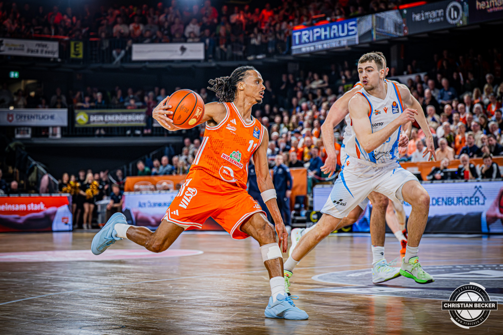 1. Basketball Bundesliga, easyCredit BBL, Saison 2025/2026, Herren, Hauptrunde, 22. Spieltag, 06.03.2026, RASTA Vechta - Science City Jena
Alonzo Verge (#11 - RASTA Vechta) in Aktion
Schlüsselwörter: 06.03.2026;1. Bundesliga;22. Spieltag;BBL;Basketball;City;Hauptrunde;Jena;Liga;RASTA;RASTA Dome;Saison 2025/2026;Science;Vechta;easycredit