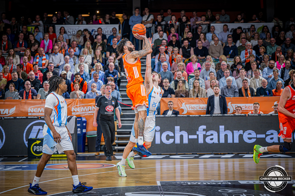 1. Basketball Bundesliga, easyCredit BBL, Saison 2025/2026, Herren, Hauptrunde, 22. Spieltag, 06.03.2026, RASTA Vechta - Science City Jena
Tevin Brown (#10 - RASTA Vechta) beim Jumpshot
Schlüsselwörter: 06.03.2026;1. Bundesliga;22. Spieltag;BBL;Basketball;City;Hauptrunde;Jena;Liga;RASTA;RASTA Dome;Saison 2025/2026;Science;Vechta;easycredit