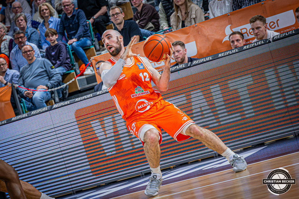1. Basketball Bundesliga, easyCredit BBL, Saison 2025/2026, Herren, Hauptrunde, 22. Spieltag, 06.03.2026, RASTA Vechta - Science City Jena
Tommy Kuhse (#12 - RASTA Vechta) in Aktion
Schlüsselwörter: 06.03.2026;1. Bundesliga;22. Spieltag;BBL;Basketball;City;Hauptrunde;Jena;Liga;RASTA;RASTA Dome;Saison 2025/2026;Science;Vechta;easycredit