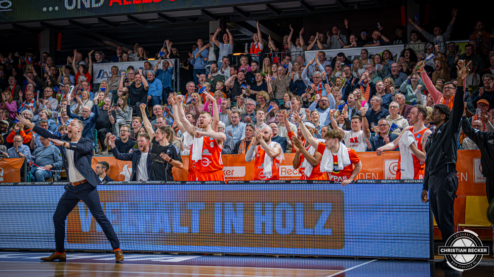 1. Basketball Bundesliga, easyCredit BBL, Saison 2025/2026, Herren, Hauptrunde, 22. Spieltag, 06.03.2026, RASTA Vechta - Science City Jena
Das Team von RASTA Vechta zeigt Emotionen w&auml;hrend der Partie
Schlüsselwörter: 06.03.2026;1. Bundesliga;22. Spieltag;BBL;Basketball;City;Hauptrunde;Jena;Liga;RASTA;RASTA Dome;Saison 2025/2026;Science;Vechta;easycredit