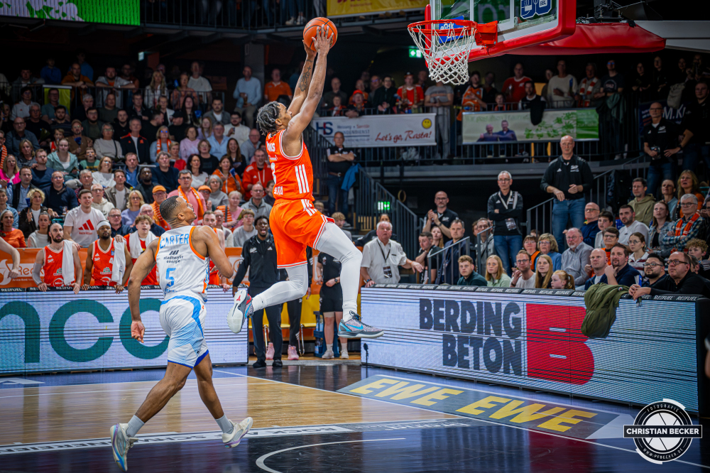 1. Basketball Bundesliga, easyCredit BBL, Saison 2025/2026, Herren, Hauptrunde, 22. Spieltag, 06.03.2026, RASTA Vechta - Science City Jena
Malik Parsons (#3 - RASTA Vechta) beim Dunk
Schlüsselwörter: 06.03.2026;1. Bundesliga;22. Spieltag;BBL;Basketball;City;Hauptrunde;Jena;Liga;RASTA;RASTA Dome;Saison 2025/2026;Science;Vechta;easycredit