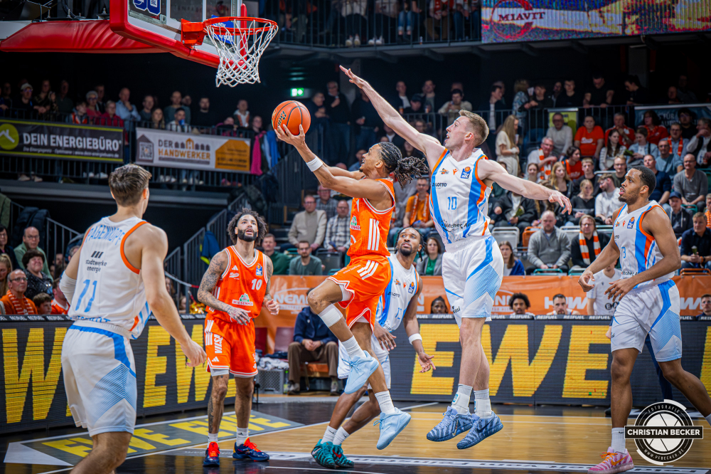 1. Basketball Bundesliga, easyCredit BBL, Saison 2025/2026, Herren, Hauptrunde, 22. Spieltag, 06.03.2026, RASTA Vechta - Science City Jena
Alonzo Verge (#11 - RASTA Vechta) beim Korbleger
Schlüsselwörter: 06.03.2026;1. Bundesliga;22. Spieltag;BBL;Basketball;City;Hauptrunde;Jena;Liga;RASTA;RASTA Dome;Saison 2025/2026;Science;Vechta;easycredit