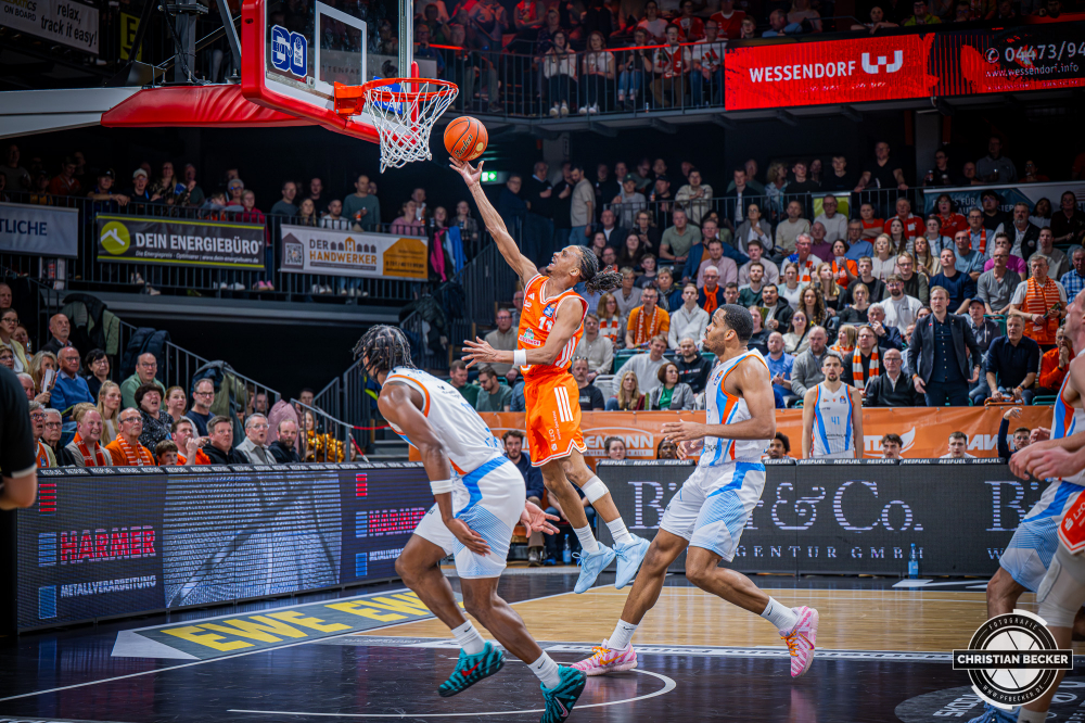 1. Basketball Bundesliga, easyCredit BBL, Saison 2025/2026, Herren, Hauptrunde, 22. Spieltag, 06.03.2026, RASTA Vechta - Science City Jena
Alonzo Verge (#11 - RASTA Vechta) beim Korbleger
Schlüsselwörter: 06.03.2026;1. Bundesliga;22. Spieltag;BBL;Basketball;City;Hauptrunde;Jena;Liga;RASTA;RASTA Dome;Saison 2025/2026;Science;Vechta;easycredit