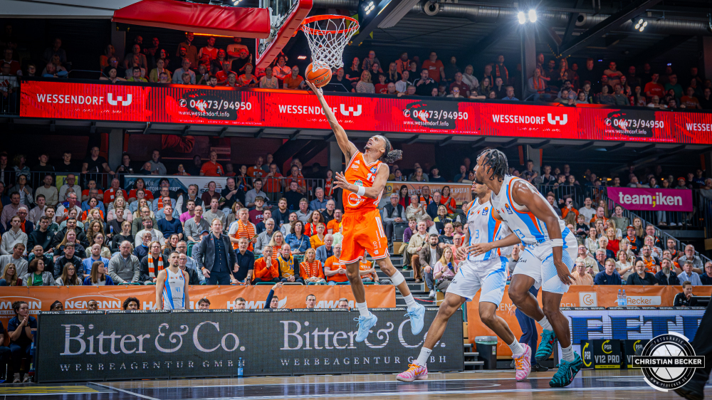 1. Basketball Bundesliga, easyCredit BBL, Saison 2025/2026, Herren, Hauptrunde, 22. Spieltag, 06.03.2026, RASTA Vechta - Science City Jena
Alonzo Verge (#11 - RASTA Vechta) beim Korbleger
Schlüsselwörter: 06.03.2026;1. Bundesliga;22. Spieltag;BBL;Basketball;City;Hauptrunde;Jena;Liga;RASTA;RASTA Dome;Saison 2025/2026;Science;Vechta;easycredit