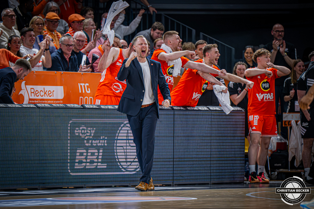 1. Basketball Bundesliga, easyCredit BBL, Saison 2025/2026, Herren, Hauptrunde, 22. Spieltag, 06.03.2026, RASTA Vechta - Science City Jena
Christian Held (Head-Coach - RASTA Vechta) zeigt Emotionen w&auml;hrend der Partie
Schlüsselwörter: 06.03.2026;1. Bundesliga;22. Spieltag;BBL;Basketball;City;Hauptrunde;Jena;Liga;RASTA;RASTA Dome;Saison 2025/2026;Science;Vechta;easycredit