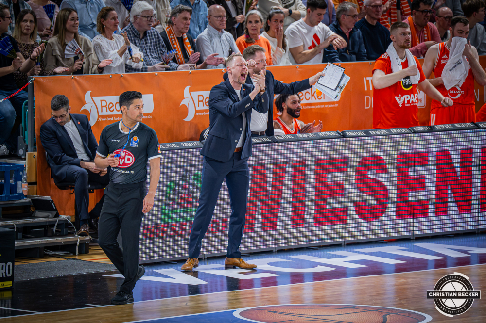 1. Basketball Bundesliga, easyCredit BBL, Saison 2025/2026, Herren, Hauptrunde, 22. Spieltag, 06.03.2026, RASTA Vechta - Science City Jena
Christian Held (Head-Coach - RASTA Vechta) zeigt Emotionen w&auml;hrend der Partie
Schlüsselwörter: 06.03.2026;1. Bundesliga;22. Spieltag;BBL;Basketball;City;Hauptrunde;Jena;Liga;RASTA;RASTA Dome;Saison 2025/2026;Science;Vechta;easycredit