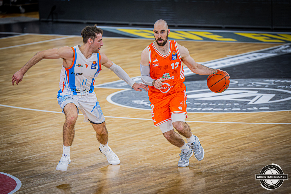 1. Basketball Bundesliga, easyCredit BBL, Saison 2025/2026, Herren, Hauptrunde, 22. Spieltag, 06.03.2026, RASTA Vechta - Science City Jena
Tommy Kuhse (#12 - RASTA Vechta) in Aktion
Schlüsselwörter: 06.03.2026;1. Bundesliga;22. Spieltag;BBL;Basketball;City;Hauptrunde;Jena;Liga;RASTA;RASTA Dome;Saison 2025/2026;Science;Vechta;easycredit