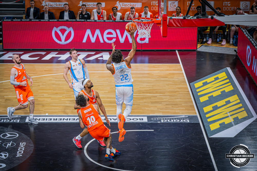 1. Basketball Bundesliga, easyCredit BBL, Saison 2025/2026, Herren, Hauptrunde, 22. Spieltag, 06.03.2026, RASTA Vechta - Science City Jena
Javon Franklin (#22 - Science City Jena) beim Korbleger
Schlüsselwörter: 06.03.2026;1. Bundesliga;22. Spieltag;BBL;Basketball;City;Hauptrunde;Jena;Liga;RASTA;RASTA Dome;Saison 2025/2026;Science;Vechta;easycredit