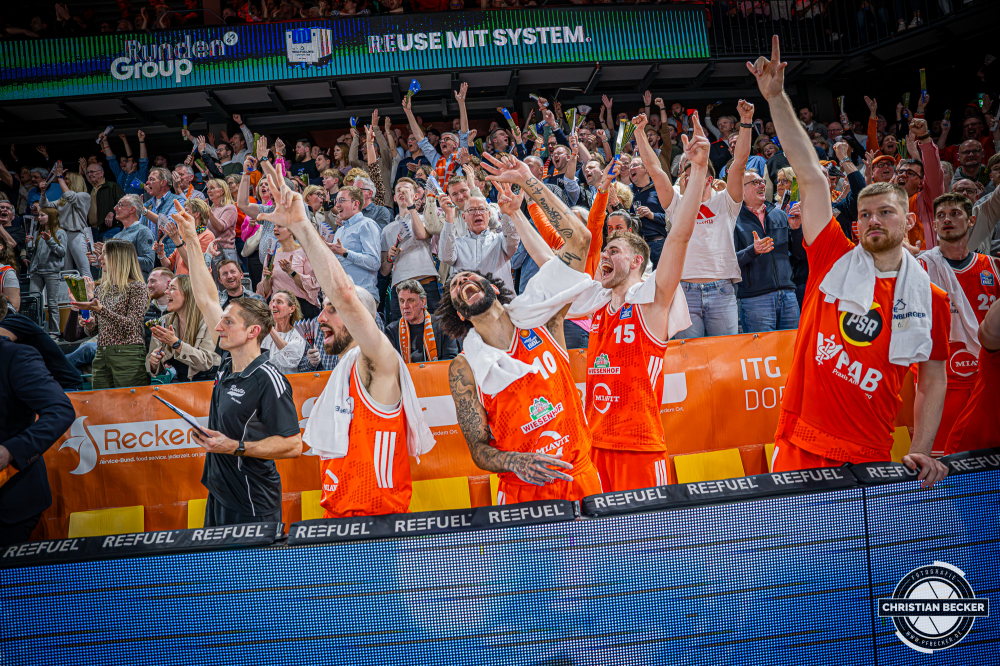 1. Basketball Bundesliga, easyCredit BBL, Saison 2025/2026, Herren, Hauptrunde, 22. Spieltag, 06.03.2026, RASTA Vechta - Science City Jena
Tevin Brown (#10 - RASTA Vechta) zeigt Emotionen w&auml;hrend der Partie Das Team von RASTA Vechta zeigt Emotionen w&auml;hrend der Partie
Schlüsselwörter: 06.03.2026;1. Bundesliga;22. Spieltag;BBL;Basketball;City;Hauptrunde;Jena;Liga;RASTA;RASTA Dome;Saison 2025/2026;Science;Vechta;easycredit