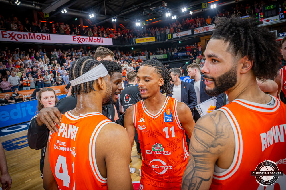 1. Basketball Bundesliga, easyCredit BBL, Saison 2025/2026, Herren, Hauptrunde, 22. Spieltag, 06.03.2026, RASTA Vechta - Science City Jena
Das Team von RASTA Vechta nach der Partie
Schlüsselwörter: 06.03.2026;1. Bundesliga;22. Spieltag;BBL;Basketball;City;Hauptrunde;Jena;Liga;RASTA;RASTA Dome;Saison 2025/2026;Science;Vechta;easycredit