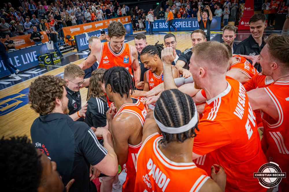 1. Basketball Bundesliga, easyCredit BBL, Saison 2025/2026, Herren, Hauptrunde, 22. Spieltag, 06.03.2026, RASTA Vechta - Science City Jena
Das Team von RASTA Vechta nach der Partie
Schlüsselwörter: 06.03.2026;1. Bundesliga;22. Spieltag;BBL;Basketball;City;Hauptrunde;Jena;Liga;RASTA;RASTA Dome;Saison 2025/2026;Science;Vechta;easycredit