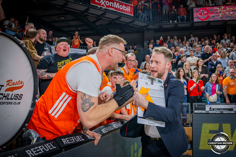 1. Basketball Bundesliga, easyCredit BBL, Saison 2025/2026, Herren, Hauptrunde, 22. Spieltag, 06.03.2026, RASTA Vechta - Science City Jena
Marius Graf (Assistent Coach - RASTA Vechta) und Klettverschluss (Fanclub - RASTA Vechta) nach der Partie
Schlüsselwörter: 06.03.2026;1. Bundesliga;22. Spieltag;BBL;Basketball;City;Hauptrunde;Jena;Liga;RASTA;RASTA Dome;Saison 2025/2026;Science;Vechta;easycredit