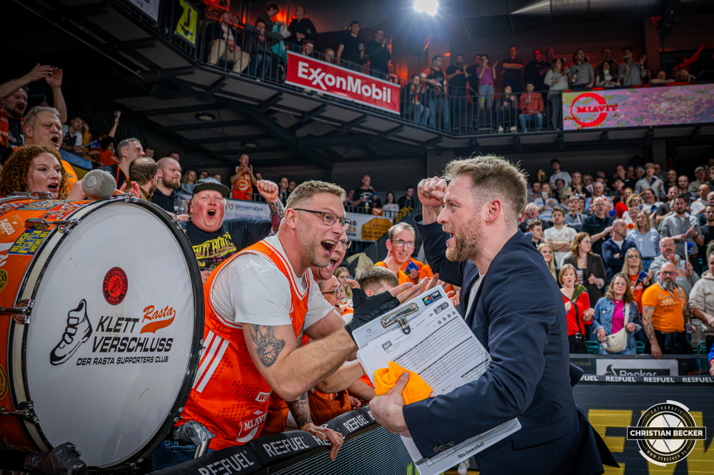 1. Basketball Bundesliga, easyCredit BBL, Saison 2025/2026, Herren, Hauptrunde, 22. Spieltag, 06.03.2026, RASTA Vechta - Science City Jena
Marius Graf (Assistent Coach - RASTA Vechta) und Klettverschluss (Fanclub - RASTA Vechta) nach der Partie
Schlüsselwörter: 06.03.2026;1. Bundesliga;22. Spieltag;BBL;Basketball;City;Hauptrunde;Jena;Liga;RASTA;RASTA Dome;Saison 2025/2026;Science;Vechta;easycredit