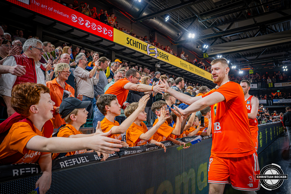 1. Basketball Bundesliga, easyCredit BBL, Saison 2025/2026, Herren, Hauptrunde, 22. Spieltag, 06.03.2026, RASTA Vechta - Science City Jena
Luc van Slooten (#6 - RASTA Vechta) und die Fans von RASTA Vechta nach der Partie
Schlüsselwörter: 06.03.2026;1. Bundesliga;22. Spieltag;BBL;Basketball;City;Hauptrunde;Jena;Liga;RASTA;RASTA Dome;Saison 2025/2026;Science;Vechta;easycredit