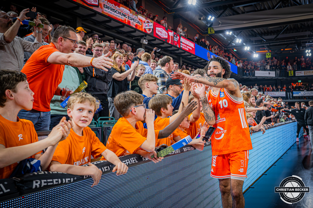 1. Basketball Bundesliga, easyCredit BBL, Saison 2025/2026, Herren, Hauptrunde, 22. Spieltag, 06.03.2026, RASTA Vechta - Science City Jena
Tevin Brown (#10 - RASTA Vechta) und die Fans von RASTA Vechta nach der Partie
Schlüsselwörter: 06.03.2026;1. Bundesliga;22. Spieltag;BBL;Basketball;City;Hauptrunde;Jena;Liga;RASTA;RASTA Dome;Saison 2025/2026;Science;Vechta;easycredit