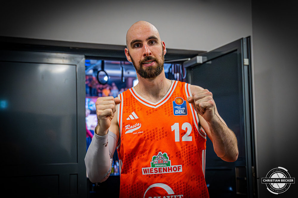 1. Basketball Bundesliga, easyCredit BBL, Saison 2025/2026, Herren, Hauptrunde, 22. Spieltag, 06.03.2026, RASTA Vechta - Science City Jena
Tommy Kuhse (#12 - RASTA Vechta) nach der Partie
Schlüsselwörter: 06.03.2026;1. Bundesliga;22. Spieltag;BBL;Basketball;City;Hauptrunde;Jena;Liga;RASTA;RASTA Dome;Saison 2025/2026;Science;Vechta;easycredit