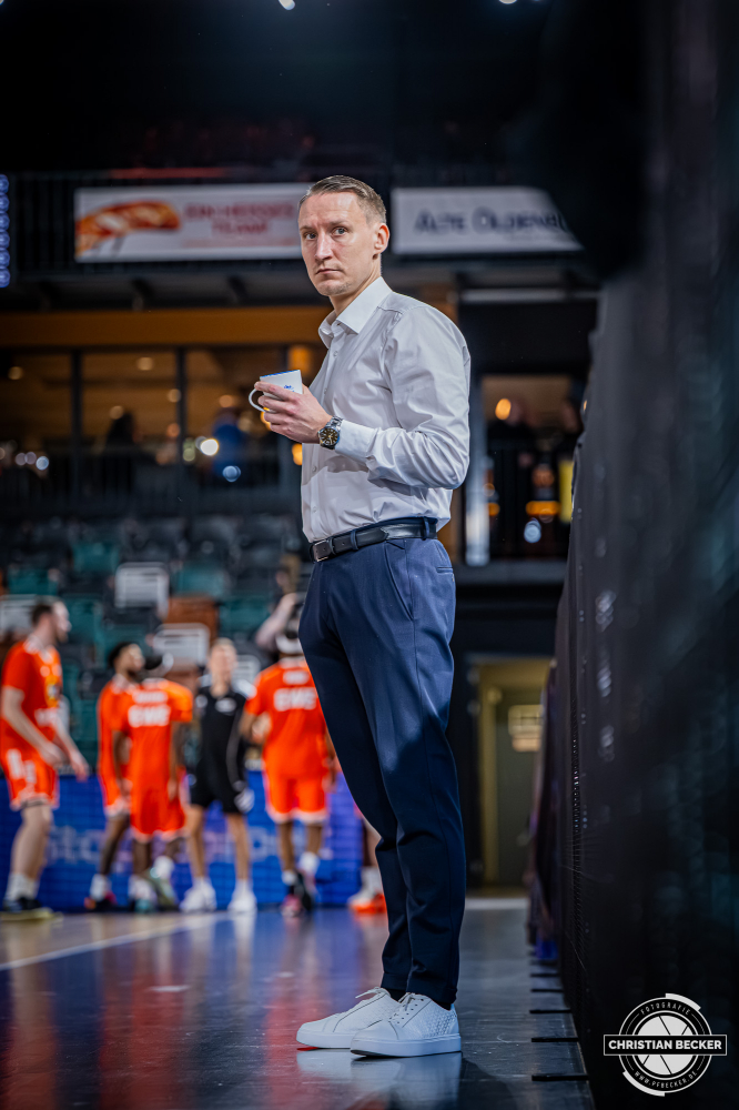 1. Basketball Bundesliga, easyCredit BBL, Saison 2025/2026, Herren, Hauptrunde, 24. Spieltag, 14.03.2026, RASTA Vechta - MHP Riesen Ludwigsburg
Mikko Riipinen (Head-Coach - MHP Riesen Ludwigsburg) vor der Partie
Schlüsselwörter: 1. Bundesliga;14.03.2026;24. Spieltag;BBL;Basketball;Hauptrunde;Liga;Ludwigsburg;MHP;RASTA;RASTA Dome;RIESEN;Saison 2025/2026;Vechta;easycredit