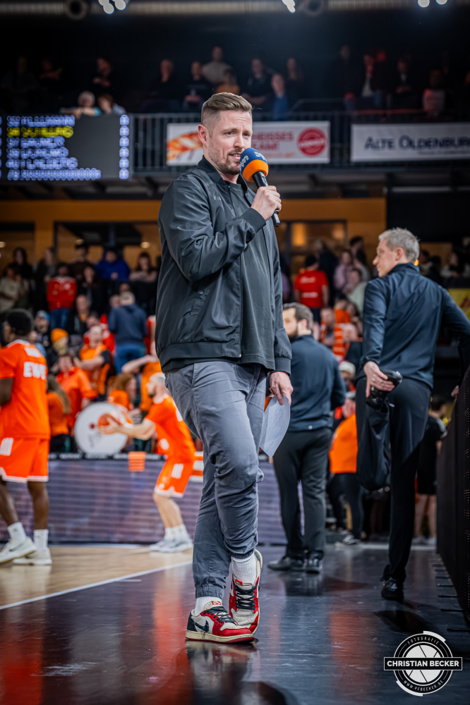 1. Basketball Bundesliga, easyCredit BBL, Saison 2025/2026, Herren, Hauptrunde, 24. Spieltag, 14.03.2026, RASTA Vechta - MHP Riesen Ludwigsburg
Sebastian Meichsner (Moderator DYN Media) vor der Partie
Schlüsselwörter: 1. Bundesliga;14.03.2026;24. Spieltag;BBL;Basketball;Hauptrunde;Liga;Ludwigsburg;MHP;RASTA;RASTA Dome;RIESEN;Saison 2025/2026;Vechta;easycredit