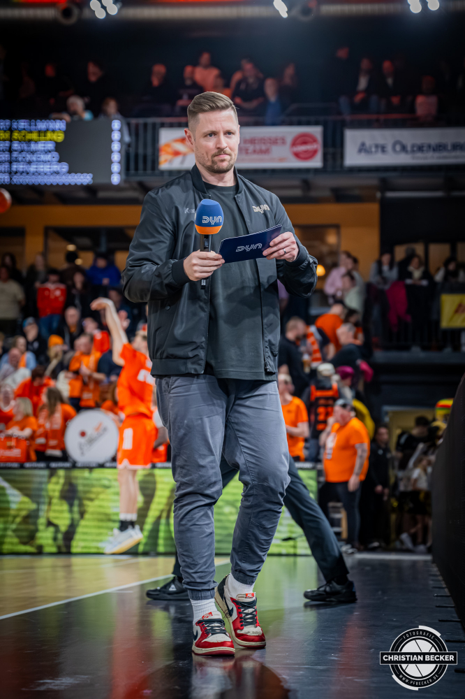 1. Basketball Bundesliga, easyCredit BBL, Saison 2025/2026, Herren, Hauptrunde, 24. Spieltag, 14.03.2026, RASTA Vechta - MHP Riesen Ludwigsburg
Sebastian Meichsner (Moderator DYN Media) vor der Partie
Schlüsselwörter: 1. Bundesliga;14.03.2026;24. Spieltag;BBL;Basketball;Hauptrunde;Liga;Ludwigsburg;MHP;RASTA;RASTA Dome;RIESEN;Saison 2025/2026;Vechta;easycredit