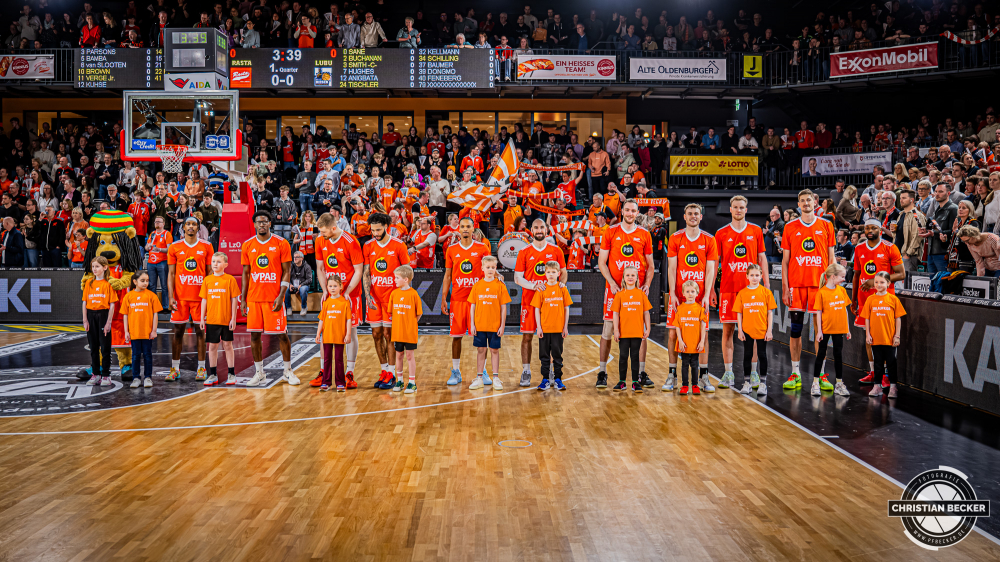 1. Basketball Bundesliga, easyCredit BBL, Saison 2025/2026, Herren, Hauptrunde, 24. Spieltag, 14.03.2026, RASTA Vechta - MHP Riesen Ludwigsburg
Das Team von RASTA Vechta und die Einlaufkinder vor der Partie
Schlüsselwörter: 1. Bundesliga;14.03.2026;24. Spieltag;BBL;Basketball;Hauptrunde;Liga;Ludwigsburg;MHP;RASTA;RASTA Dome;RIESEN;Saison 2025/2026;Vechta;easycredit