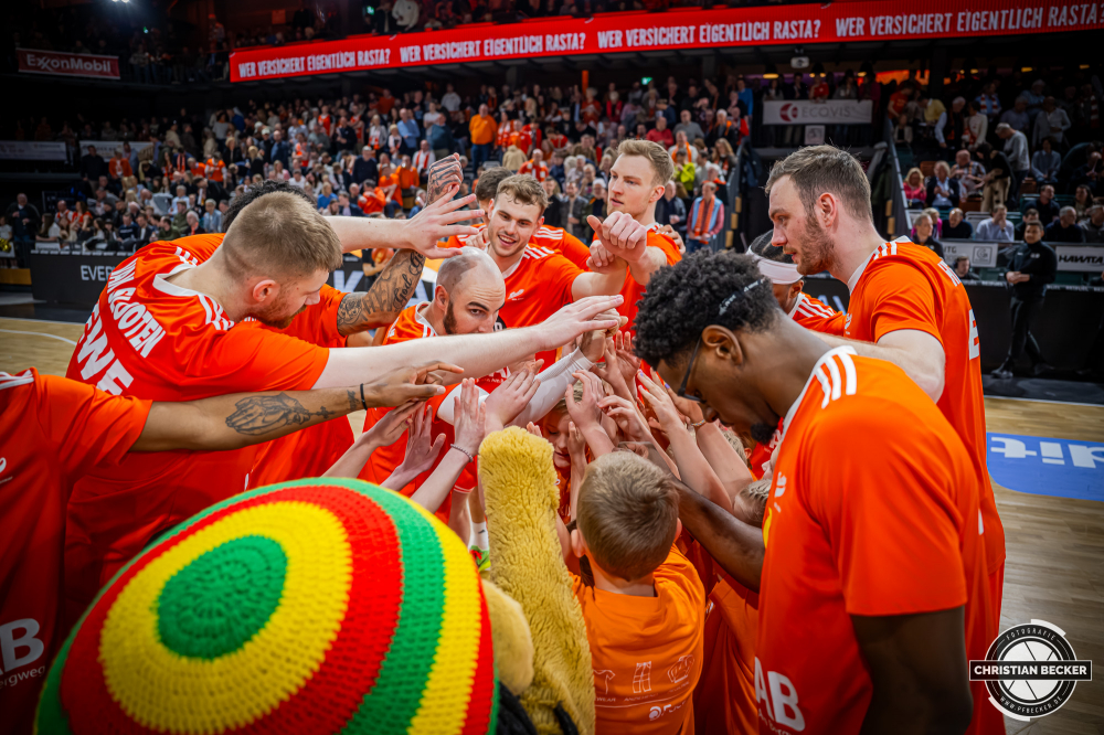 1. Basketball Bundesliga, easyCredit BBL, Saison 2025/2026, Herren, Hauptrunde, 24. Spieltag, 14.03.2026, RASTA Vechta - MHP Riesen Ludwigsburg
Das Team von RASTA Vechta und die Einlaufkinder vor der Partie
Schlüsselwörter: 1. Bundesliga;14.03.2026;24. Spieltag;BBL;Basketball;Hauptrunde;Liga;Ludwigsburg;MHP;RASTA;RASTA Dome;RIESEN;Saison 2025/2026;Vechta;easycredit