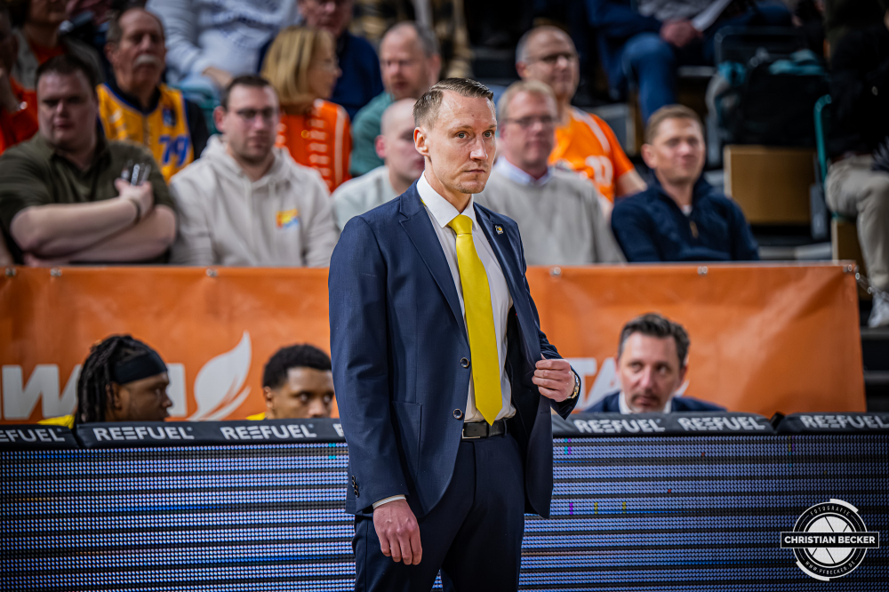 1. Basketball Bundesliga, easyCredit BBL, Saison 2025/2026, Herren, Hauptrunde, 24. Spieltag, 14.03.2026, RASTA Vechta - MHP Riesen Ludwigsburg
Mikko Riipinen (Head-Coach - MHP Riesen Ludwigsburg) w&auml;hrend der Partie
Schlüsselwörter: 1. Bundesliga;14.03.2026;24. Spieltag;BBL;Basketball;Hauptrunde;Liga;Ludwigsburg;MHP;RASTA;RASTA Dome;RIESEN;Saison 2025/2026;Vechta;easycredit