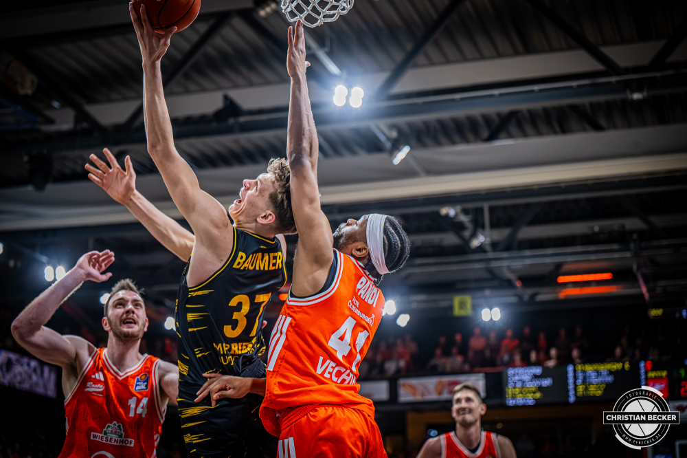 1. Basketball Bundesliga, easyCredit BBL, Saison 2025/2026, Herren, Hauptrunde, 24. Spieltag, 14.03.2026, RASTA Vechta - MHP Riesen Ludwigsburg
Julis Baumer (#37 - MHP Riesen Ludwigsburg) beim Korbleger
Schlüsselwörter: 1. Bundesliga;14.03.2026;24. Spieltag;BBL;Basketball;Hauptrunde;Liga;Ludwigsburg;MHP;RASTA;RASTA Dome;RIESEN;Saison 2025/2026;Vechta;easycredit
