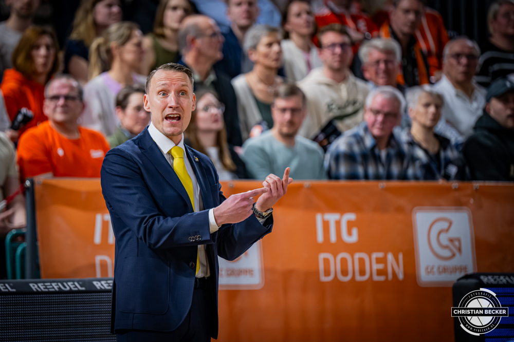 1. Basketball Bundesliga, easyCredit BBL, Saison 2025/2026, Herren, Hauptrunde, 24. Spieltag, 14.03.2026, RASTA Vechta - MHP Riesen Ludwigsburg
Mikko Riipinen (Head-Coach - MHP Riesen Ludwigsburg) w&auml;hrend der Partie
Schlüsselwörter: 1. Bundesliga;14.03.2026;24. Spieltag;BBL;Basketball;Hauptrunde;Liga;Ludwigsburg;MHP;RASTA;RASTA Dome;RIESEN;Saison 2025/2026;Vechta;easycredit