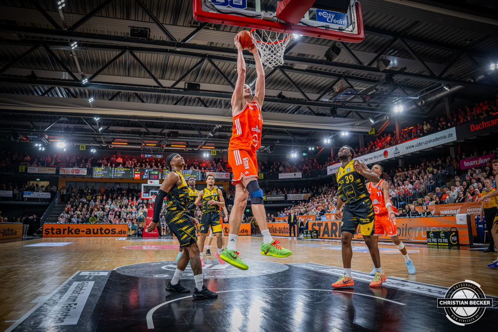 1. Basketball Bundesliga, easyCredit BBL, Saison 2025/2026, Herren, Hauptrunde, 24. Spieltag, 14.03.2026, RASTA Vechta - MHP Riesen Ludwigsburg
Tibor Plei&szlig; (#22 - RASTA Vechta) beim Dunk
Schlüsselwörter: 1. Bundesliga;14.03.2026;24. Spieltag;BBL;Basketball;Hauptrunde;Liga;Ludwigsburg;MHP;RASTA;RASTA Dome;RIESEN;Saison 2025/2026;Vechta;easycredit