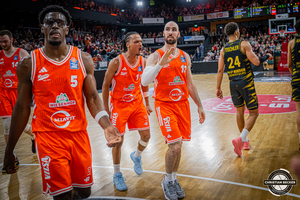 1. Basketball Bundesliga, easyCredit BBL, Saison 2025/2026, Herren, Hauptrunde, 24. Spieltag, 14.03.2026, RASTA Vechta - MHP Riesen Ludwigsburg
Alonzo Verge (#11 - RASTA Vechta) und Tommy Kuhse (#12 - RASTA Vechta) w&auml;hrend der Partie
Schlüsselwörter: 1. Bundesliga;14.03.2026;24. Spieltag;BBL;Basketball;Hauptrunde;Liga;Ludwigsburg;MHP;RASTA;RASTA Dome;RIESEN;Saison 2025/2026;Vechta;easycredit