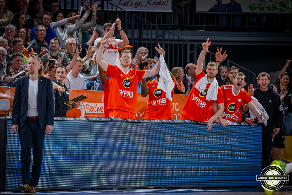 1. Basketball Bundesliga, easyCredit BBL, Saison 2025/2026, Herren, Hauptrunde, 24. Spieltag, 14.03.2026, RASTA Vechta - MHP Riesen Ludwigsburg
Das Team von RASTA Vechta zeigt Emotionen w&auml;hrend der Partie
Schlüsselwörter: 1. Bundesliga;14.03.2026;24. Spieltag;BBL;Basketball;Hauptrunde;Liga;Ludwigsburg;MHP;RASTA;RASTA Dome;RIESEN;Saison 2025/2026;Vechta;easycredit