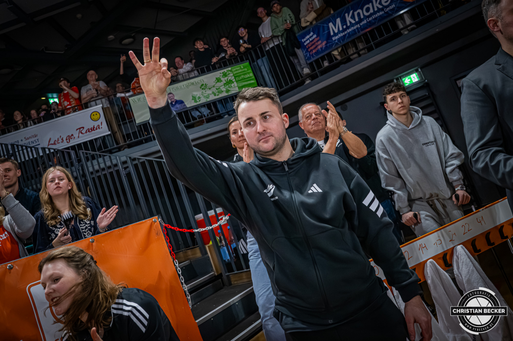 1. Basketball Bundesliga, easyCredit BBL, Saison 2025/2026, Herren, Hauptrunde, 24. Spieltag, 14.03.2026, RASTA Vechta - MHP Riesen Ludwigsburg
Hendrik Rahe (Physiotherapeut - RASTA Vechta) w&auml;hrend der Partie
Schlüsselwörter: 1. Bundesliga;14.03.2026;24. Spieltag;BBL;Basketball;Hauptrunde;Liga;Ludwigsburg;MHP;RASTA;RASTA Dome;RIESEN;Saison 2025/2026;Vechta;easycredit