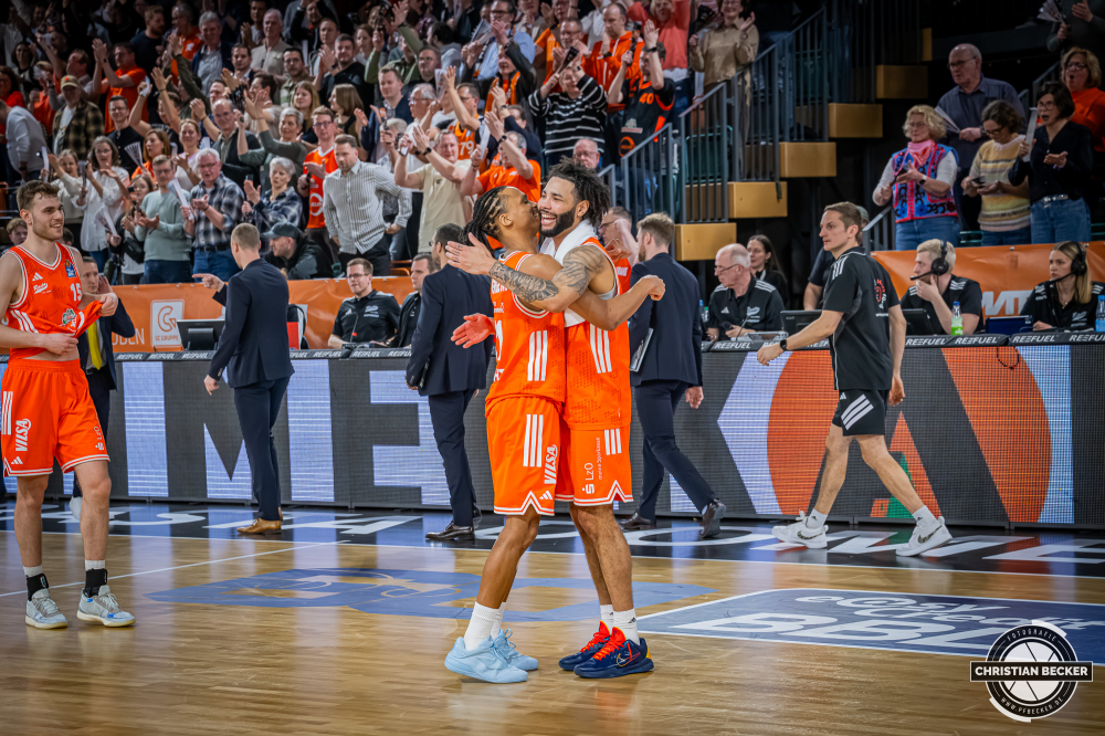 1. Basketball Bundesliga, easyCredit BBL, Saison 2025/2026, Herren, Hauptrunde, 24. Spieltag, 14.03.2026, RASTA Vechta - MHP Riesen Ludwigsburg
Alonzo Verge (#11 - RASTA Vechta) und Tevin Brown (#10 - RASTA Vechta) nach der Partie
Schlüsselwörter: 1. Bundesliga;14.03.2026;24. Spieltag;BBL;Basketball;Hauptrunde;Liga;Ludwigsburg;MHP;RASTA;RASTA Dome;RIESEN;Saison 2025/2026;Vechta;easycredit