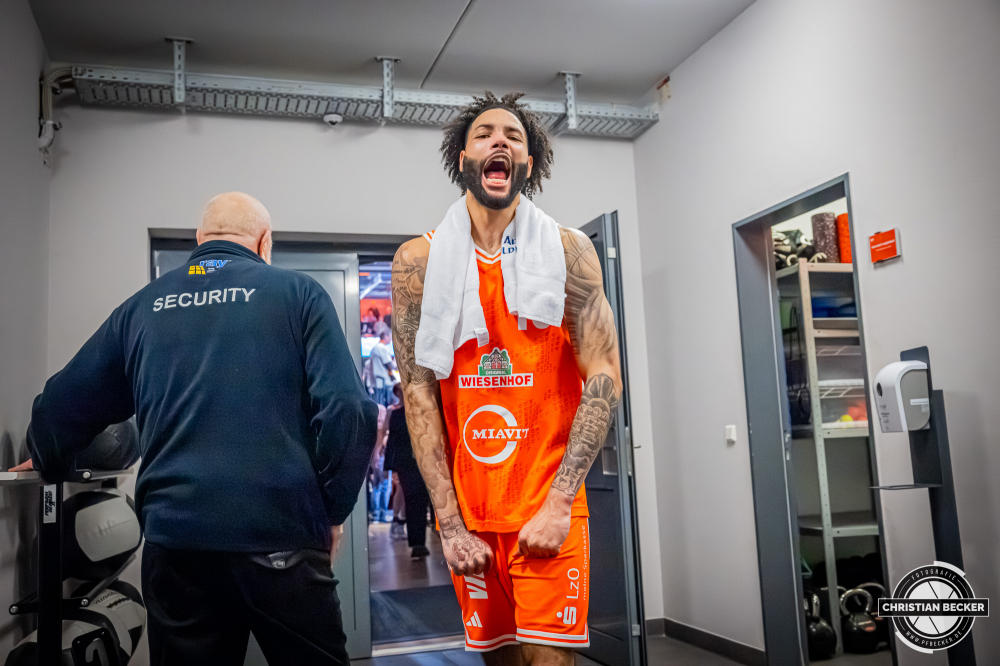 1. Basketball Bundesliga, easyCredit BBL, Saison 2025/2026, Herren, Hauptrunde, 24. Spieltag, 14.03.2026, RASTA Vechta - MHP Riesen Ludwigsburg
Tevin Brown (#10 - RASTA Vechta) zeigt Emotionen nach der Partie
Schlüsselwörter: 1. Bundesliga;14.03.2026;24. Spieltag;BBL;Basketball;Hauptrunde;Liga;Ludwigsburg;MHP;RASTA;RASTA Dome;RIESEN;Saison 2025/2026;Vechta;easycredit