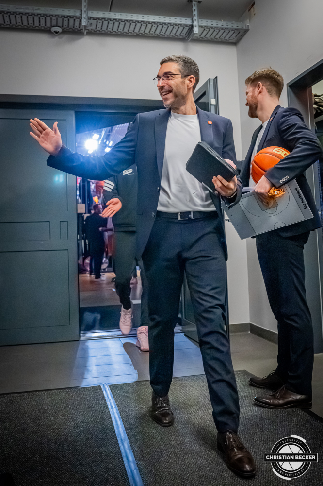 1. Basketball Bundesliga, easyCredit BBL, Saison 2025/2026, Herren, Hauptrunde, 24. Spieltag, 14.03.2026, RASTA Vechta - MHP Riesen Ludwigsburg
Miguel Zapata (Assistent Coach - RASTA Vechta) nach der Partie
Schlüsselwörter: 1. Bundesliga;14.03.2026;24. Spieltag;BBL;Basketball;Hauptrunde;Liga;Ludwigsburg;MHP;RASTA;RASTA Dome;RIESEN;Saison 2025/2026;Vechta;easycredit