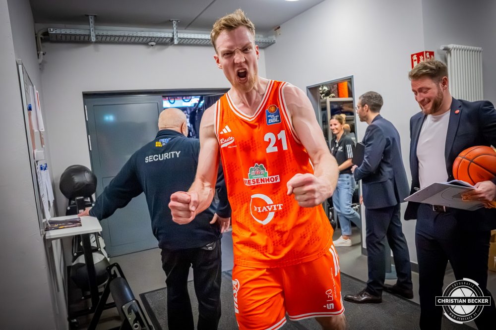 1. Basketball Bundesliga, easyCredit BBL, Saison 2025/2026, Herren, Hauptrunde, 24. Spieltag, 14.03.2026, RASTA Vechta - MHP Riesen Ludwigsburg
Lars Thiemann (#21 - RASTA Vechta) zeigt Emotionen nach der Partie
Schlüsselwörter: 1. Bundesliga;14.03.2026;24. Spieltag;BBL;Basketball;Hauptrunde;Liga;Ludwigsburg;MHP;RASTA;RASTA Dome;RIESEN;Saison 2025/2026;Vechta;easycredit