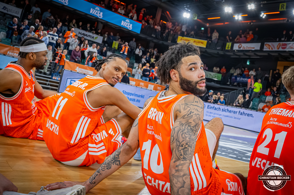 1. Basketball Bundesliga, easyCredit BBL, Saison 2025/2026, Herren, Hauptrunde, 24. Spieltag, 14.03.2026, RASTA Vechta - MHP Riesen Ludwigsburg
Alonzo Verge (#11 - RASTA Vechta) und Tevin Brown (#10 - RASTA Vechta) nach der Partie
Schlüsselwörter: 1. Bundesliga;14.03.2026;24. Spieltag;BBL;Basketball;Hauptrunde;Liga;Ludwigsburg;MHP;RASTA;RASTA Dome;RIESEN;Saison 2025/2026;Vechta;easycredit